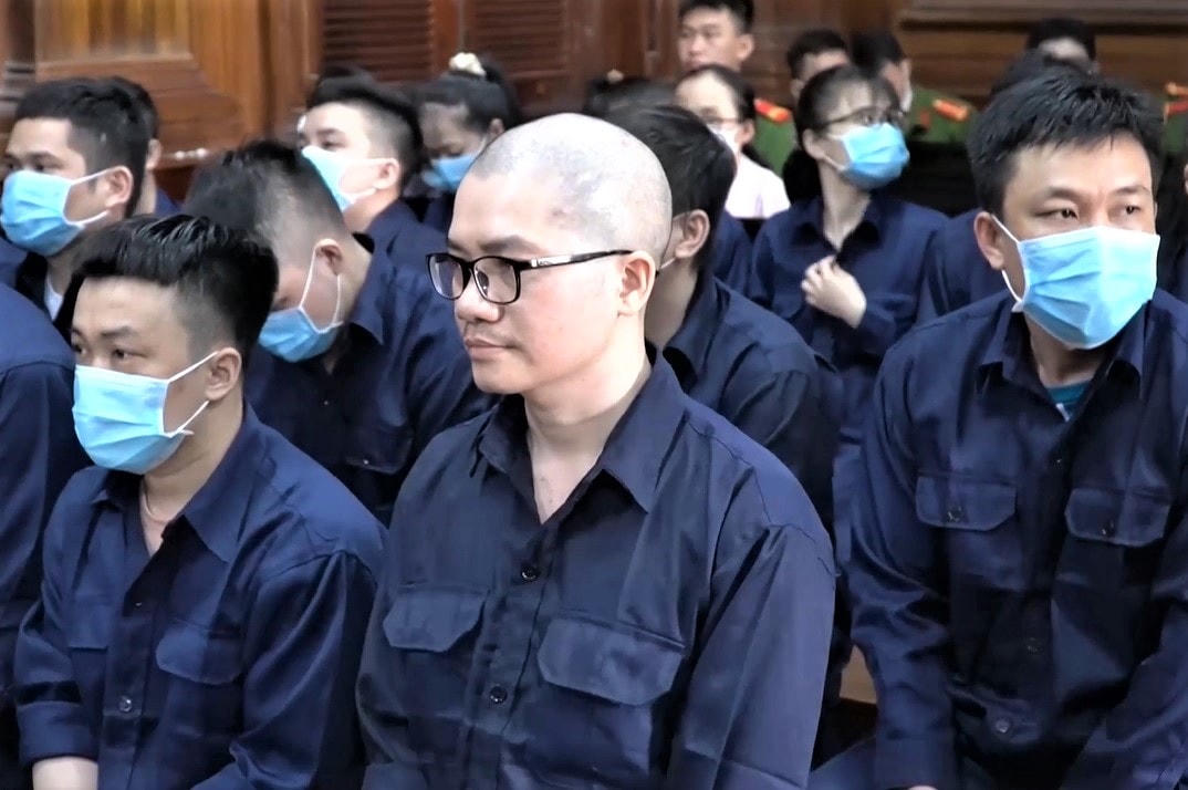 Bị cáo Nguyễn Thái Luyện (ở giữa) tại tòa ngày 30/12. Ảnh: Hồng Phúc.
