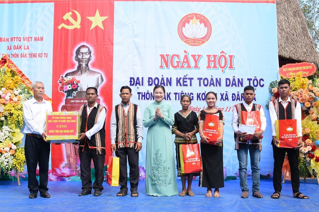 Phó Chủ tịch Ủy ban Trung ương MTTQ Việt Nam Trương Thị Ngọc Ánh tặng quà cho bà con nhân dân thôn Đăk Tiêng Kơ Tu, xã Đăk La, huyện Đăk Hà trong “Ngày hội Đại Đoàn kết toàn dân tộc”.