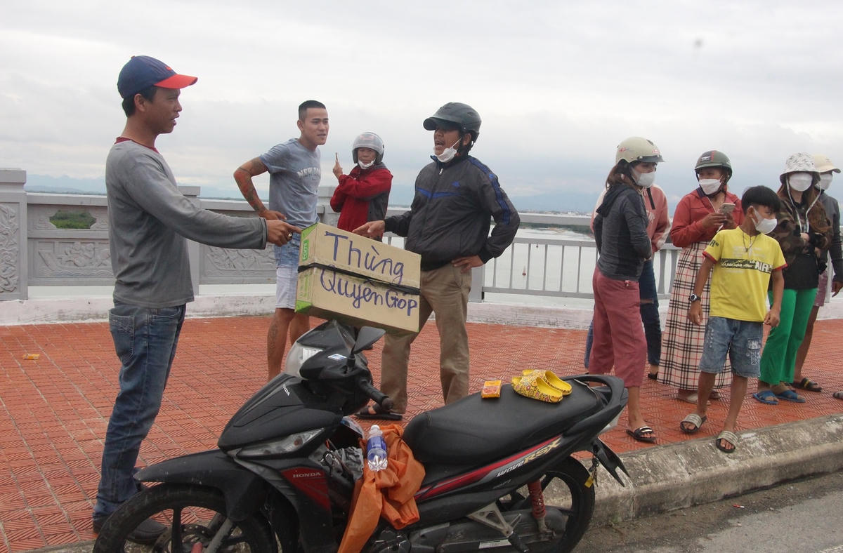 Người dân quyên góp tiền từ thiện.