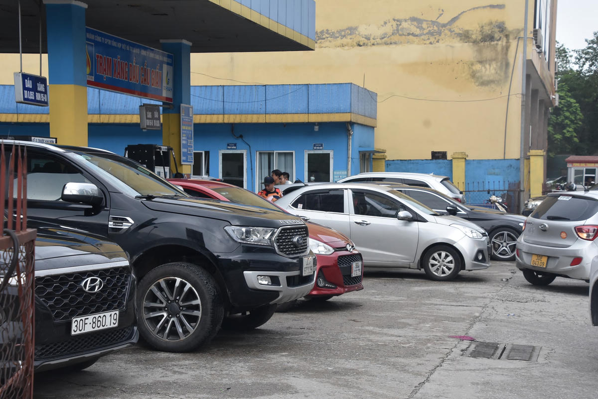 Ghi nhận của PV Đại Đoàn Kết Online ngay sau 15h, nhiều cây xăng đã trở nên đông nghẹt vì số lượng phương tiện tập trung tăng đột biến. 
