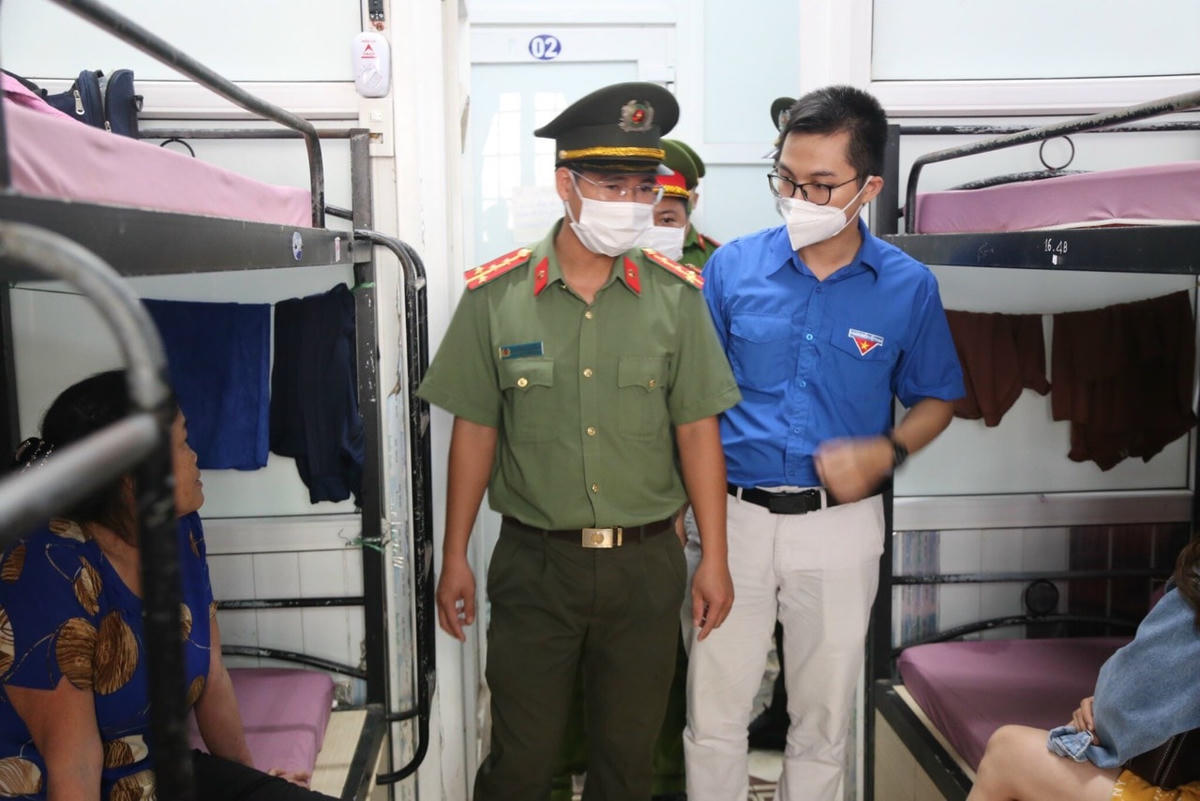 Lực lượng chức năng đến từng phòng bệnh để tuyên truyền người dân bảo vệ tài sản cá nhân cẩn thận.