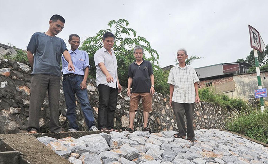 Ban Giám sát đầu tư của cộng đồng tổ dân phố Phố (huyện Lục Nam, tỉnh Bắc Giang) kiểm tra chất lượng công trình kè chống xói mòn.