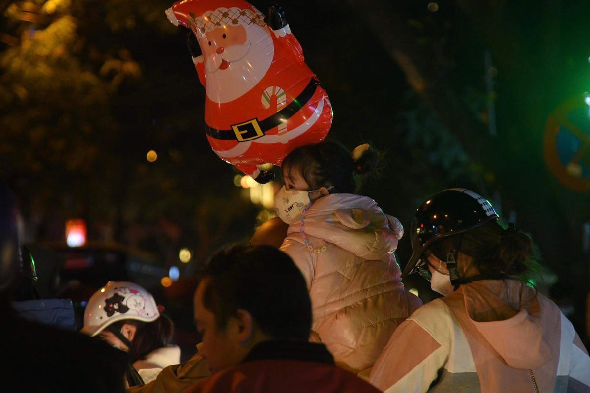 Đường phố Hà Nội ùn tắc nghiêm trọng trong đêm Noel