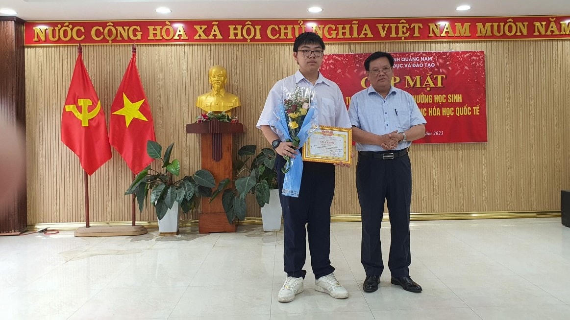Lãnh đạo Sở GDĐT tỉnh Quảng Nam trao giấy khen cho em Đỗ Phú Quốc.