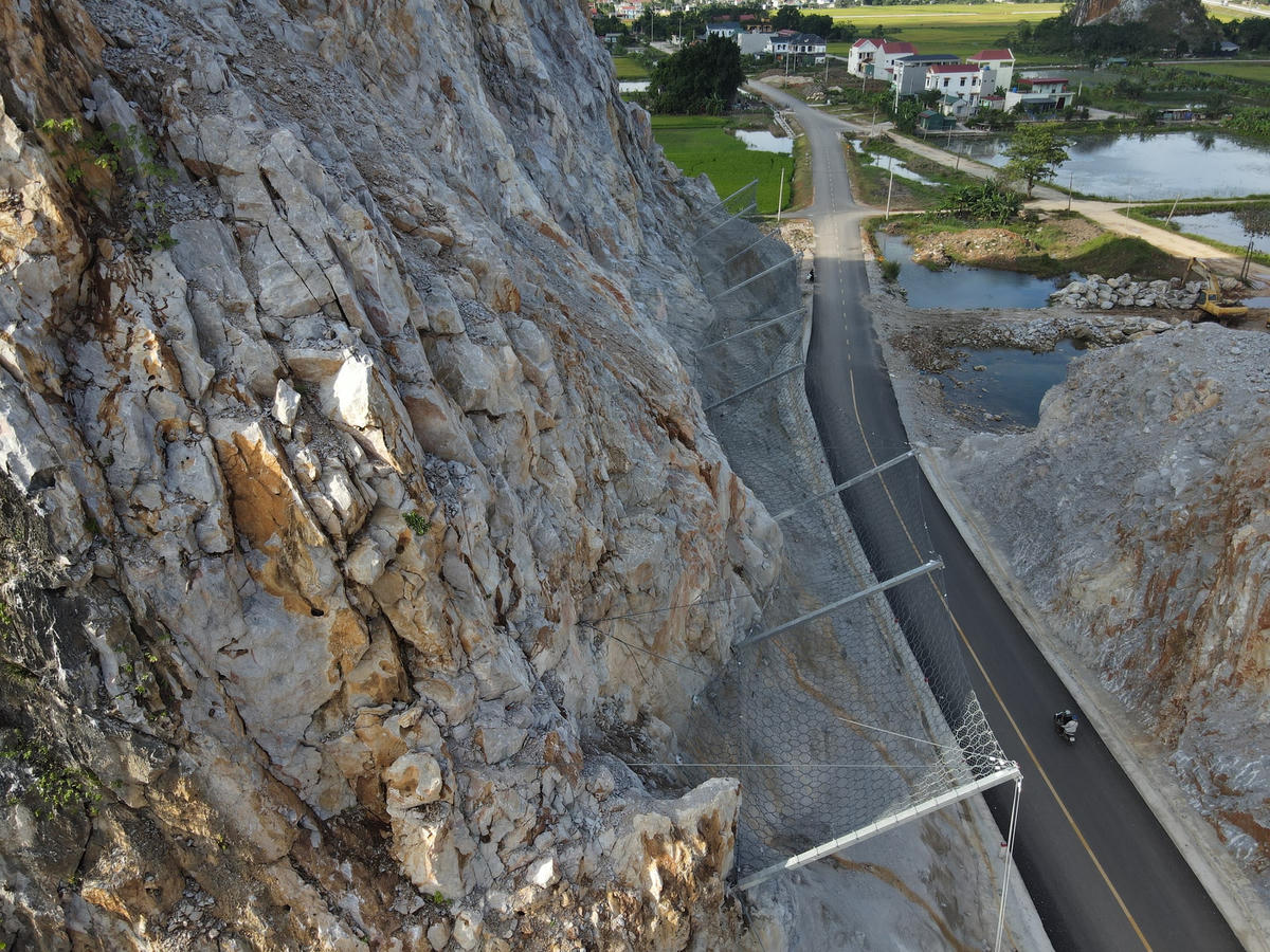 Để khắc phục tạm thời tình trạng này, đơn vị thi công đã cho quây lưới thép ở khu vực lưng chừng quả núi để nếu đá rơi, sẽ được đỡ tại những vị trí này.