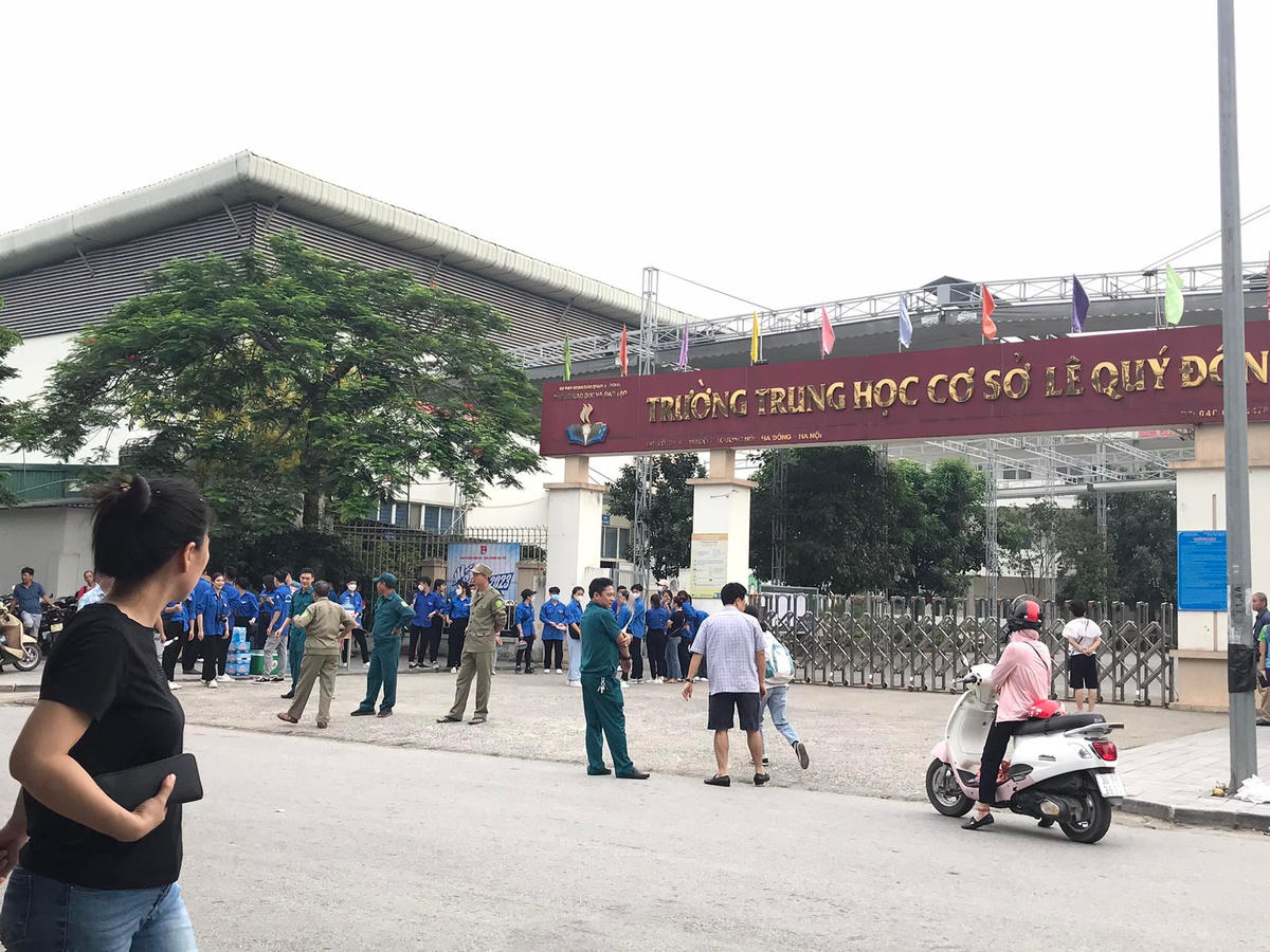 Công tác phân luồng giao thông tại cổng trường thực hiện nghiêm túc nên không gây ùn tắc.