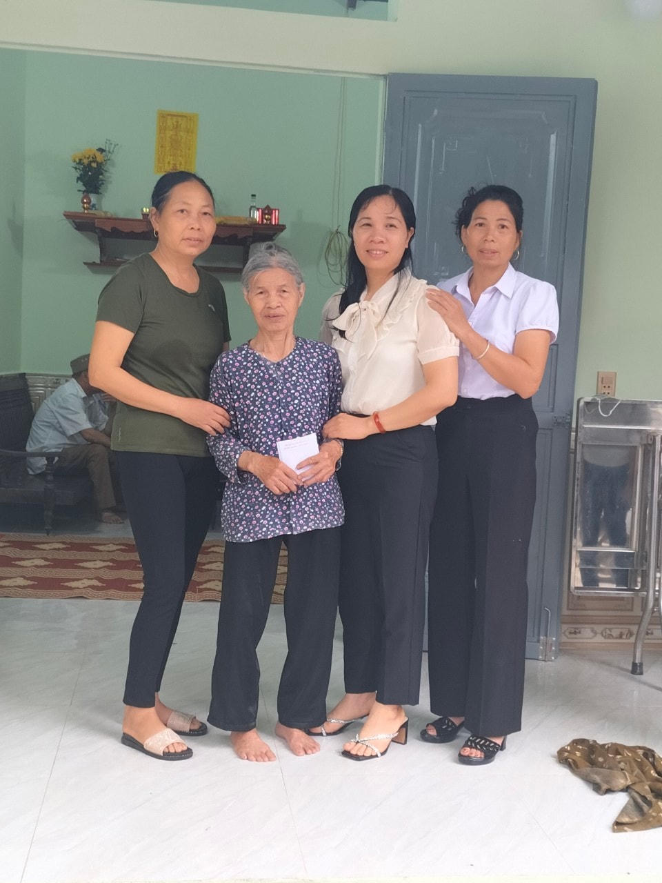   Chị Nguyễn Thị Thúy (ngoài cùng bên phải) cùng Hội Phụ nữ xã trao tặng hỗ trợ xây nhà cho Hội viên nghèo.