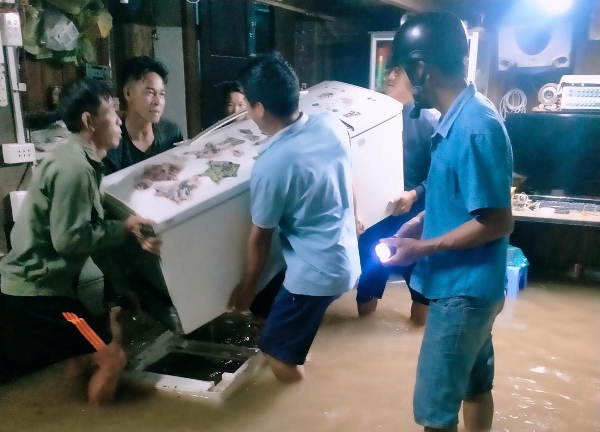 Lực lượng Công an xã Ya Tờ Mốt, huyện Ea Súp giúp dân di dời tài sản đến nơi an toàn.