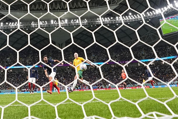 Olivier Giroud ghi bàn nâng tỉ số lên 2-1.