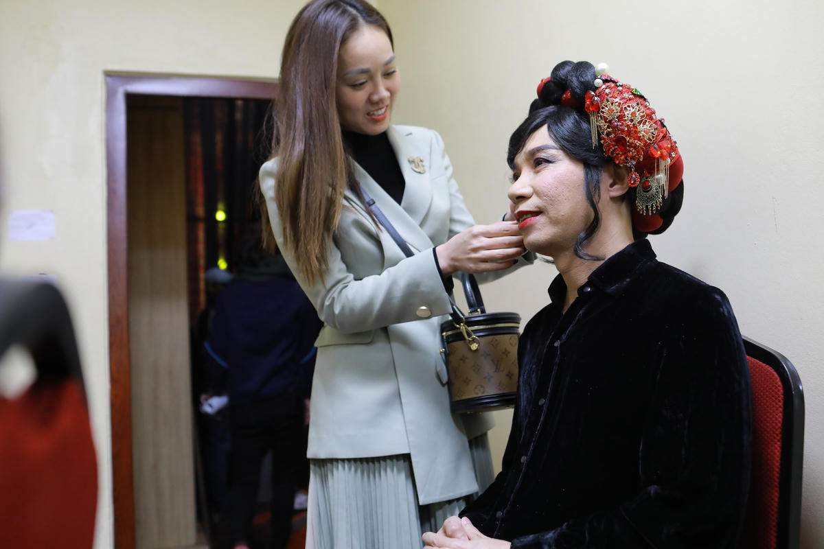 Ngọc Hà - vợ NSND Công Lý là người đồng hành, nâng khăn, sửa túi cho anh mọi lúc, mọi nơi. 