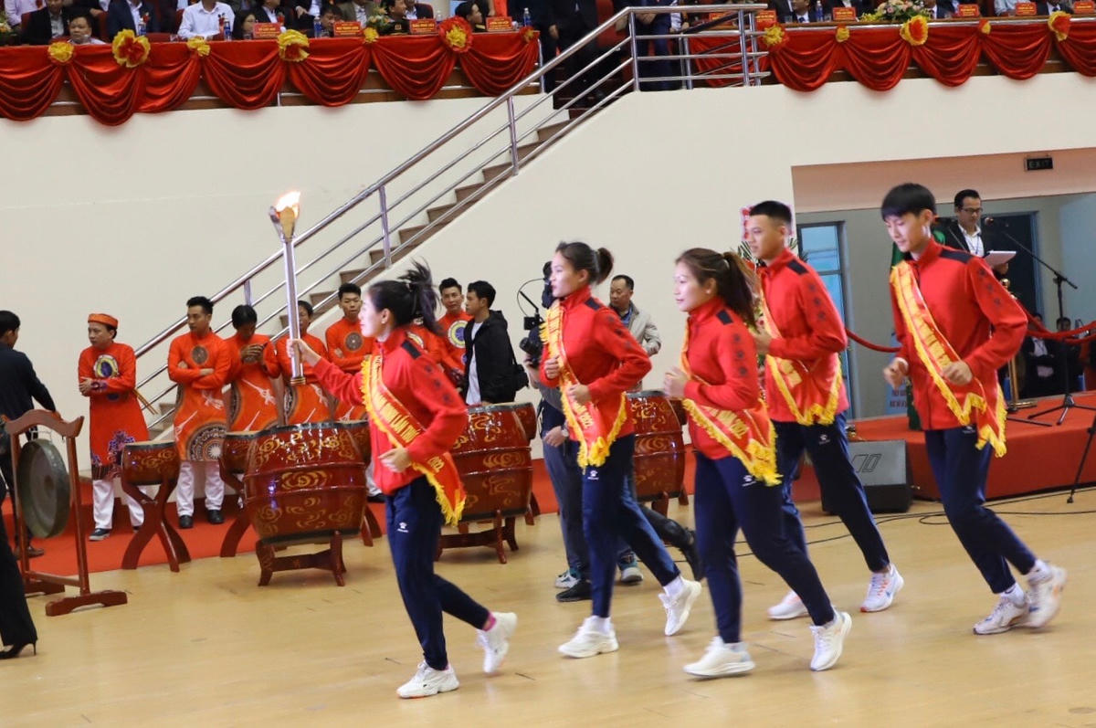 Vận động viên điền kinh Nguyễn Thị Huyền cùng 4 Vận động viên xuất sắc khác của Nam Định thực hiện nghi thức rước đuốc.