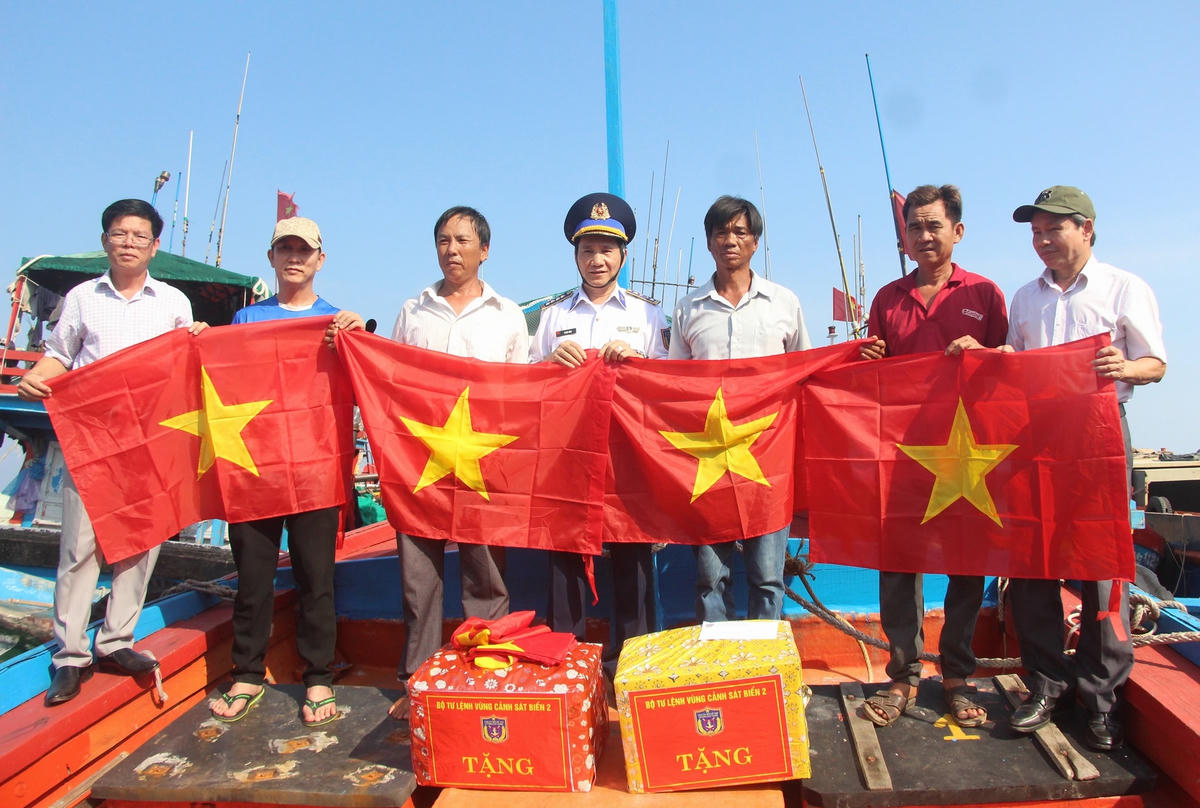 BTL Vùng CSB 2 tặng cờ Tổ quốc cho ngư dân Lý Sơn.