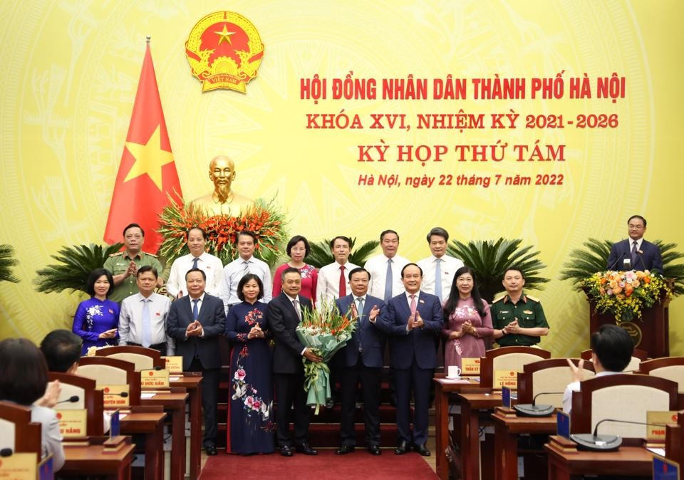 Ban Thường vụ Thành ủy chúc mừng tân Chủ tịch UBND TP Hà Nội Trần Sỹ Thanh. Ảnh: kinhtedothi.vn.