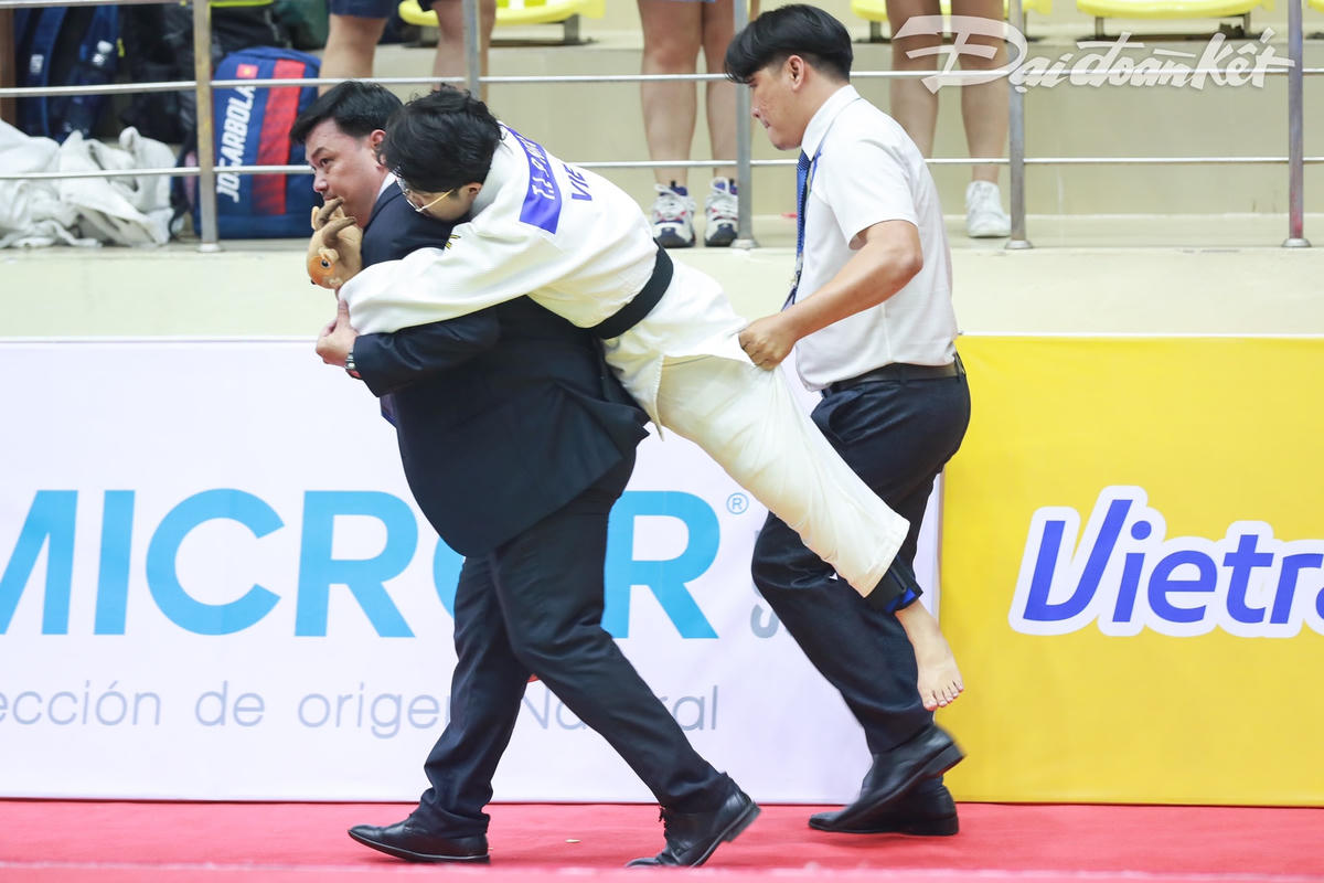 Vận động viên Trần Lê Phương Nga sau khi kiểm tra tình hình chấn thương đã được hỗ trợ quay trở lại nhà thi đấu để nhận huy chương.