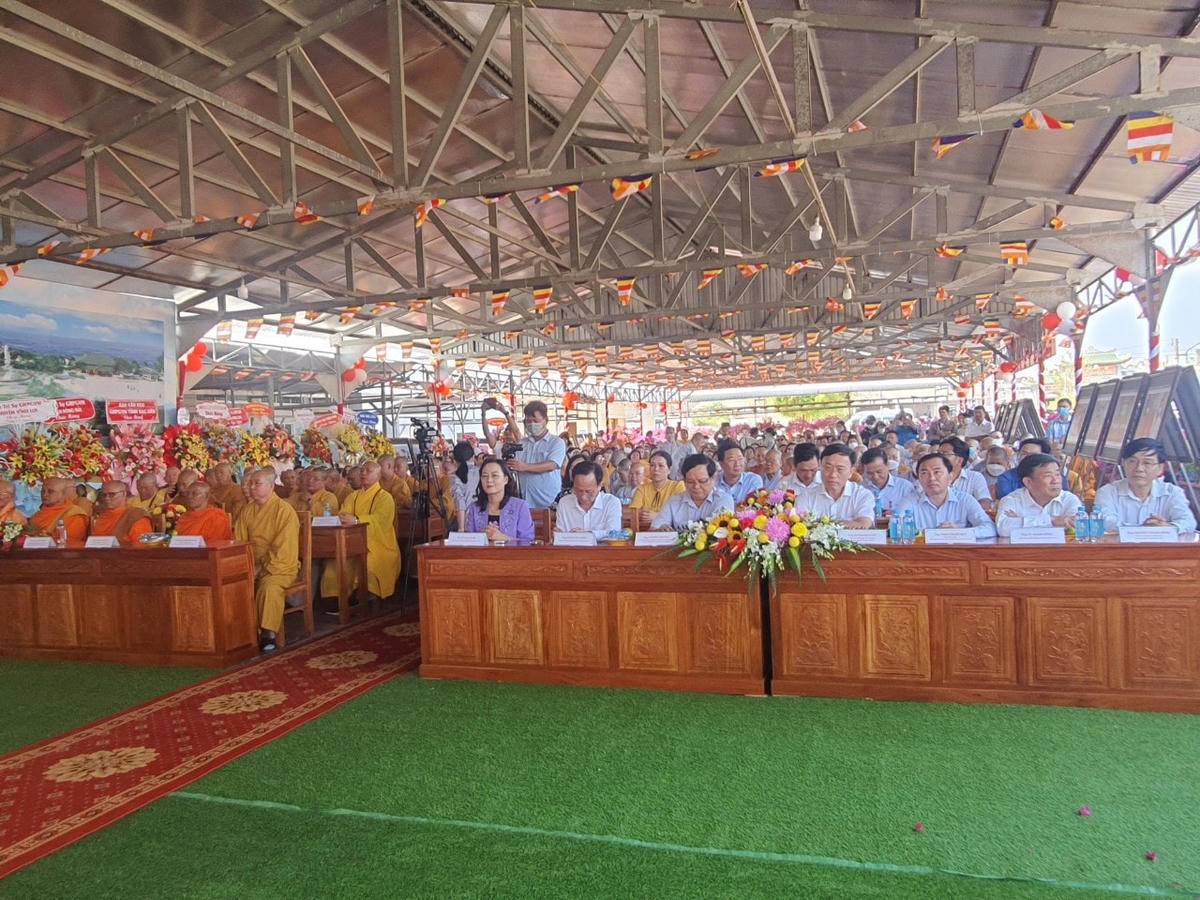 Quan cảnh buổi Lễ đặt đá trùng tu khu Quán Âm Phật Đài.