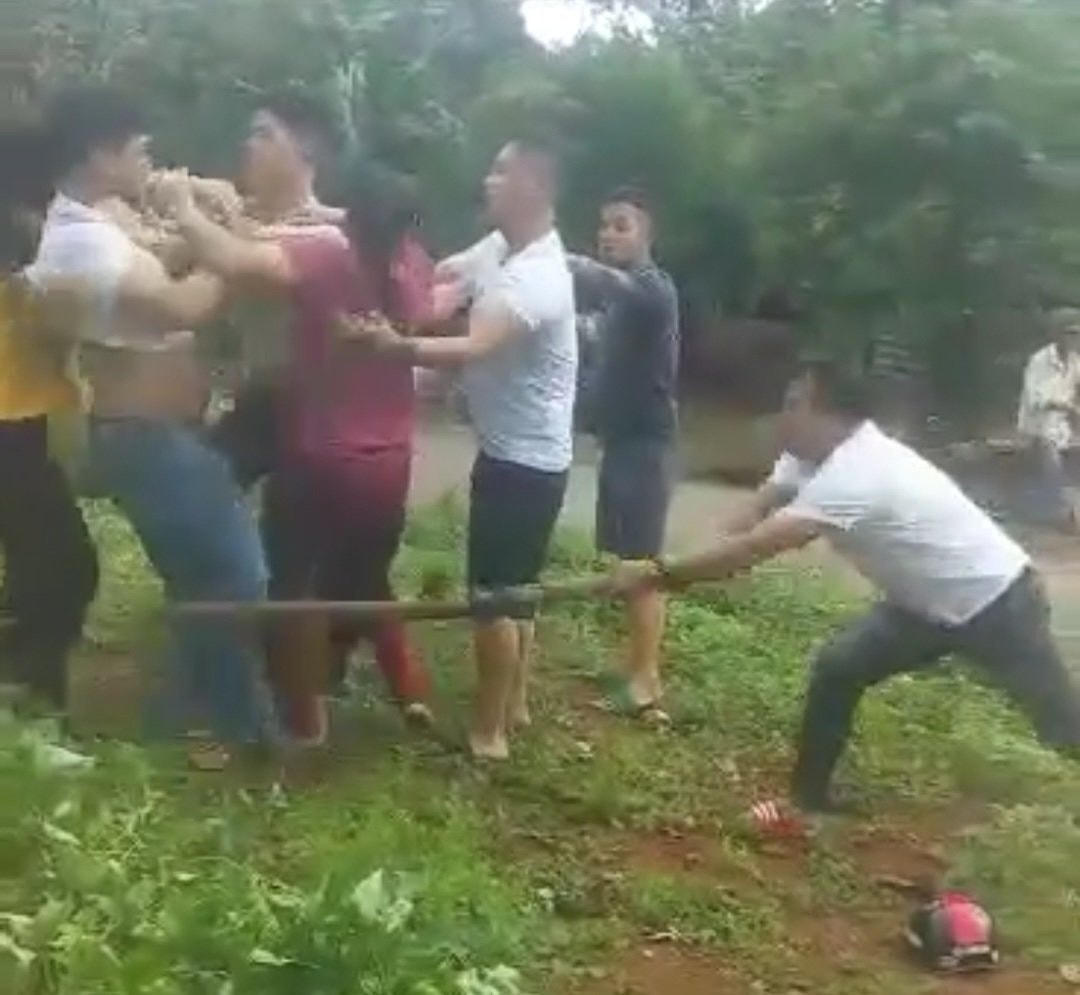 Công an huyện Vĩnh Linh đang tiếp tục điều tra, làm rõ vụ việc nhóm thanh niên xông vào nhà đánh người xảy ra trên địa bàn (Ảnh: cắt từ clip).
