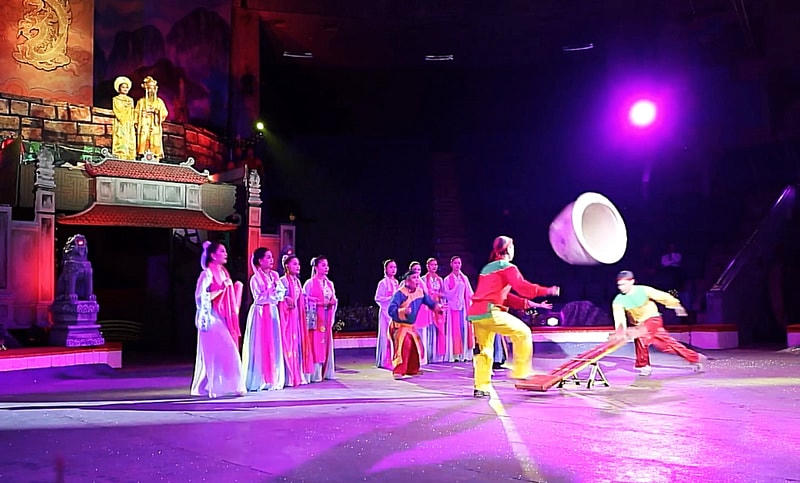 Phim tài liệu: Phía sau ánh hào quang.