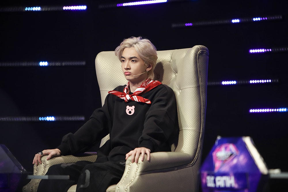 Đức Ứng cũng đứng ngồi không yên khi Thu Hà nhận được sự yêu mến và thả thính không ngớt của các chàng trai.