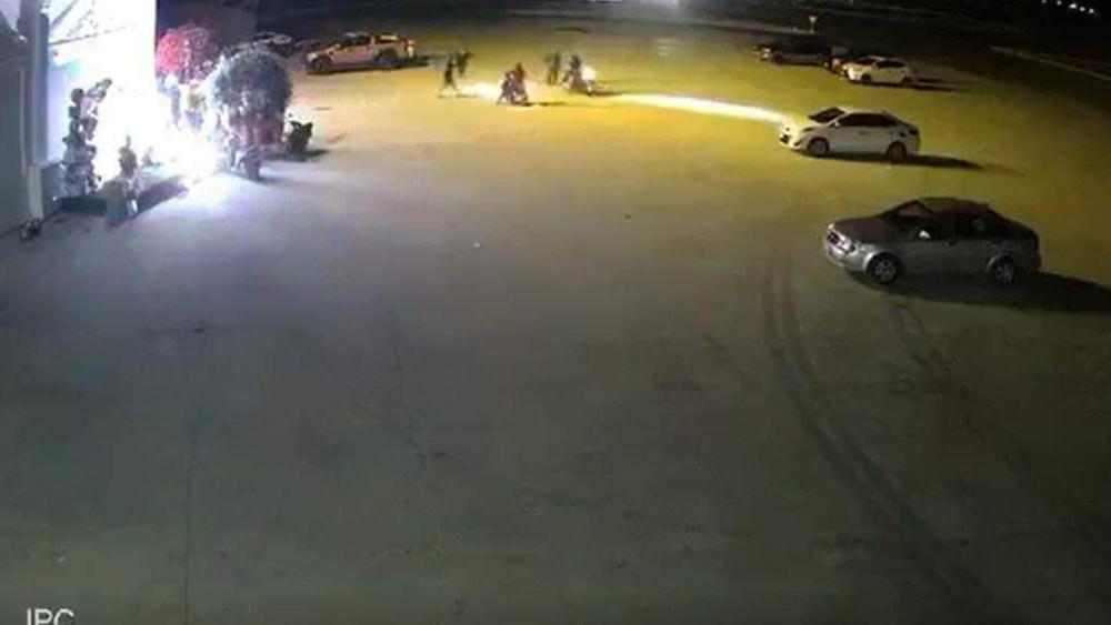 Clip vụ nổ súng được camera an ninh ghi lại.