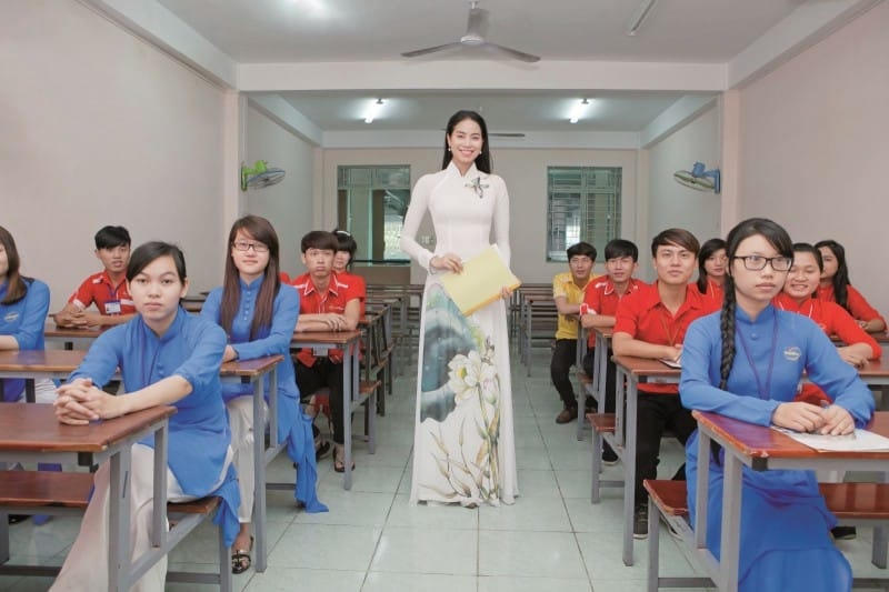 Ra trường, Phạm Hương từng có thời gian hoạt động với tư cách là giảng viên ngành Marketing tại trường Cao đẳng Văn hóa - Nghệ thuật và Du lịch TP HCM.