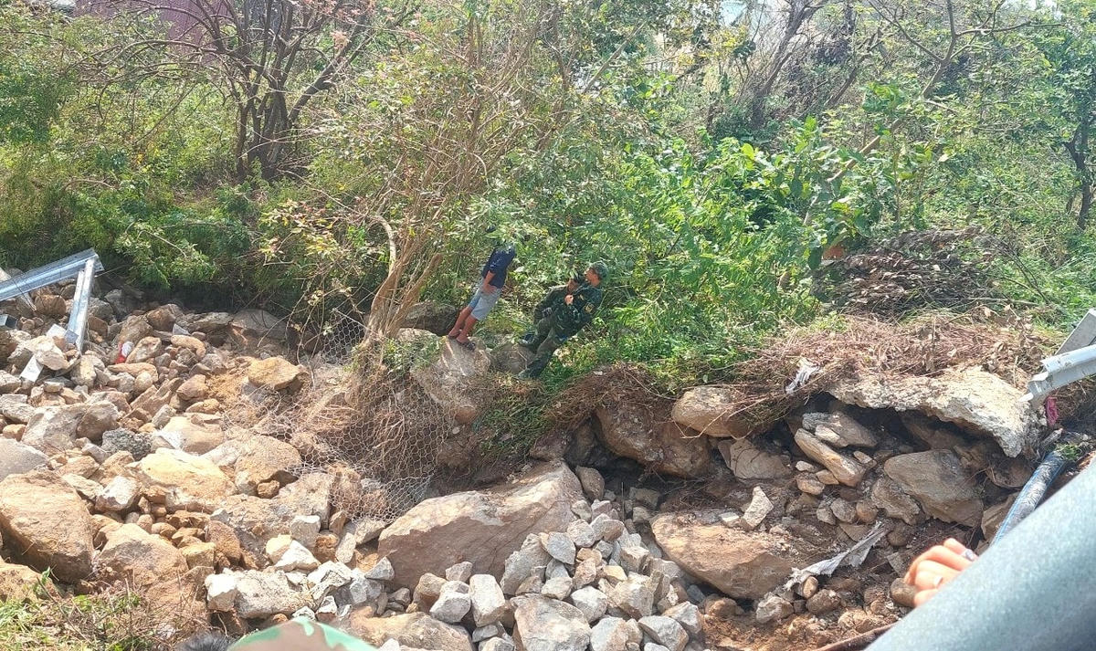 Lực lượng chức năng khắc phục điểm sạt lở trên tuyến đường Quyết Thắng.