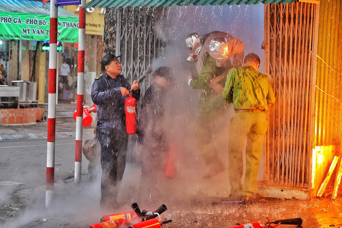 Tại thời điểm xảy ra cháy có 3 nạn nhân mắc kẹt, trong đó có 1 nạn nhân do ngủ bên trong nhà của ban quản lý chợ bị khói khí độc bao quanh được lực lượng chức năng giải cứu.