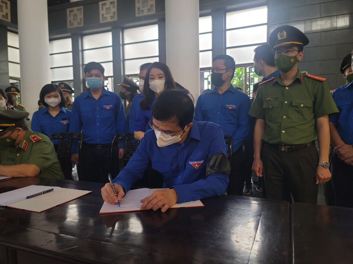 Ông Bùi Quang Huy, Ủy viên dự khuyết Trung ương Đảng, Bí thư thường trực Trung ương Đoàn tới viếng, trao tặng Huy hiệu Tuổi trẻ dũng cảm của Trung ương Đoàn TNCS Hồ Chí Minh cho đại diện gia đình Thượng úy Đỗ Đức Việt, Hạ sĩ Nguyễn Đình Phúc và viết sổ tang.