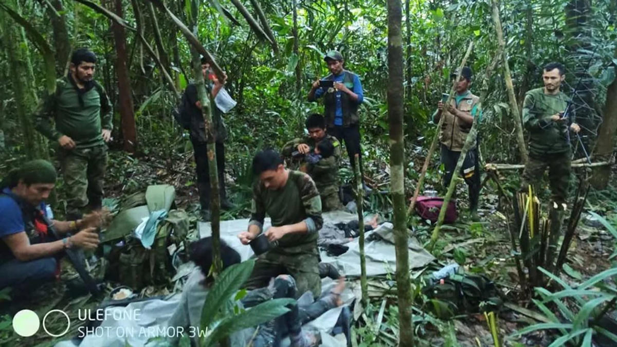 4 đứa trẻ được chăm sóc sau khi được tìm thấy trong rừng. Ảnh: CNN.