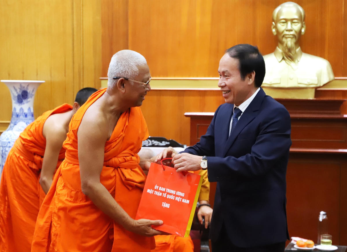 Phó Chủ tịch – Tổng Thư ký Lê Tiến Châu tặng quà cho các thành viên Đoàn đại biểu Liên minh Phật giáo Lào.
