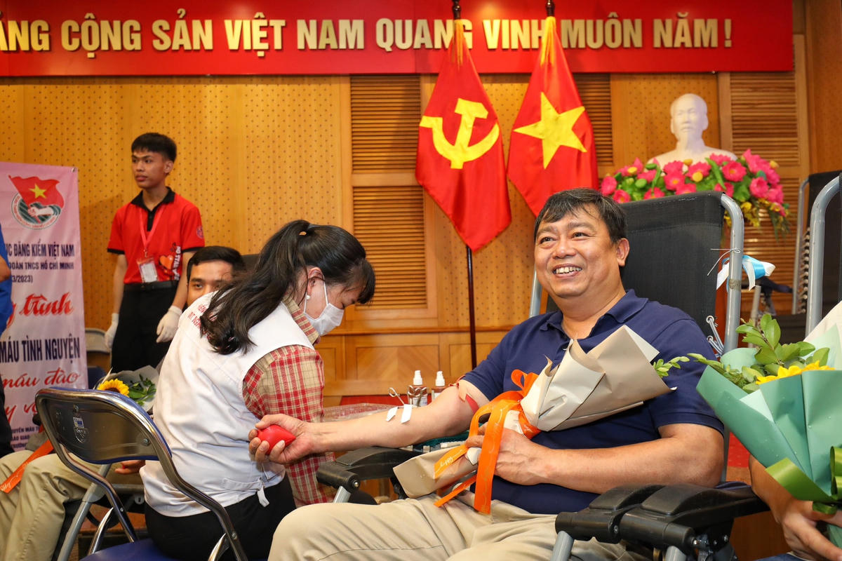  Ông Nguyễn Tô An, Phó Cục trưởng Cục Đăng kiểm Việt Nam nở nụ cười rực rỡ trong chương trình hiến máu tình nguyện để gửi đến cho các nạn nhân tai nạn giao thông.