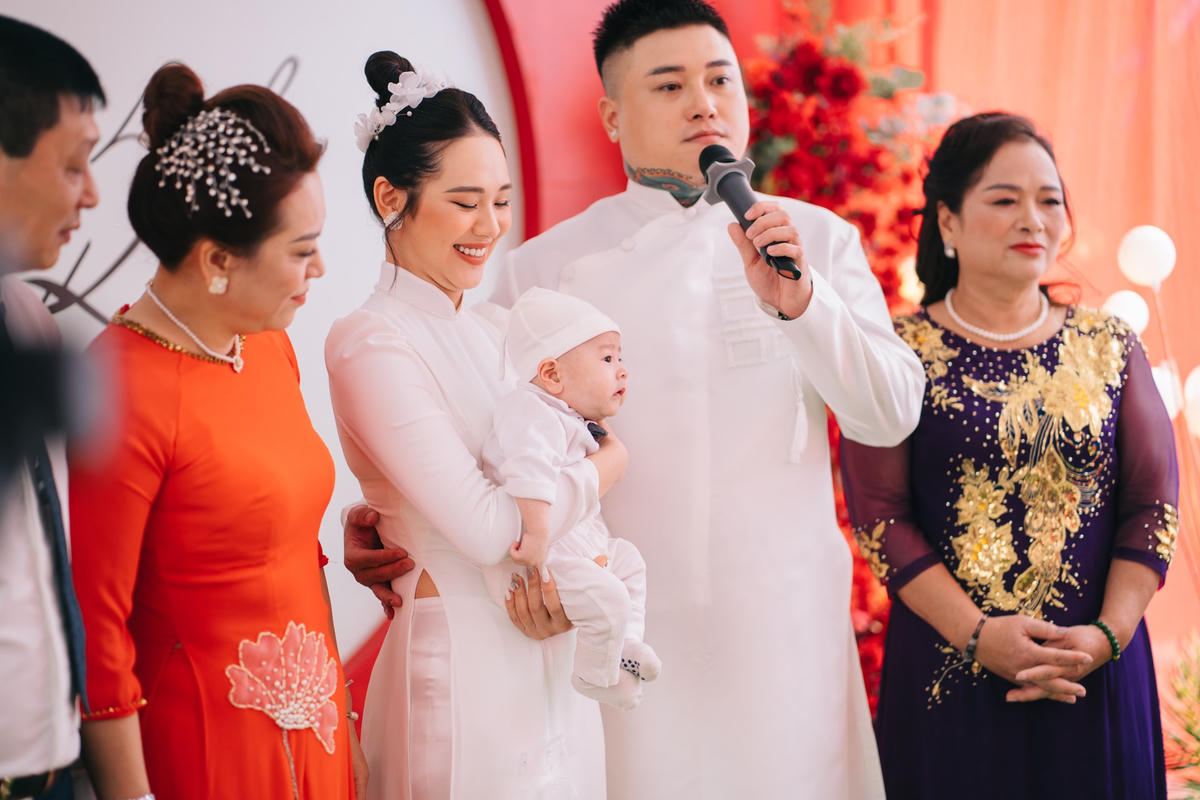 Vũ Duy Khánh hạnh phúc ngọt ngào bên vợ kém 10 tuổi