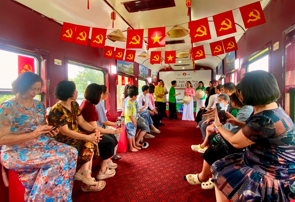 Trong tháng 5/2025, ngành đường sắt phối hợp cùng UBND tỉnh Bình Định đã tổ chức chạy thử nghiệm kỹ thuật chuyến tàu du lịch từ ga Quy Nhơn đến ga Diêu Trì. Chuyến tàu mang tên gọi “Về miền đất võ” thu hút sự quan tâm của đông đảo người dân và du khách, tạo hiệu ứng tích cực trong cộng đồng. Theo kế hoạch, mỗi ngày sẽ có hai đôi tàu hoạt động với ký hiệu QN1/QN2 và QN3/QN4. Cụ thể, buổi sáng tàu QN2 khởi hành từ ga Quy Nhơn lúc 9h00, đến ga Diêu Trì lúc 10h50; tàu QN1 từ ga Diêu Trì quay đầu lú