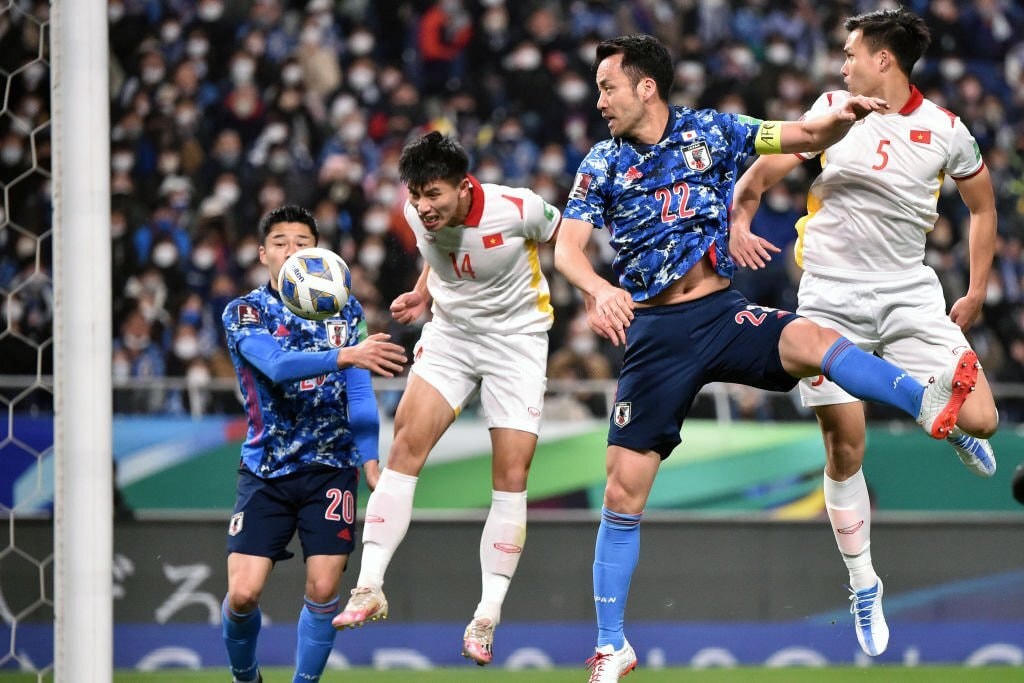Thanh Bình đánh đầu ghi bàn cho tuyển Việt Nam trong trận gặp Nhật Bản ở vòng loại 3 World Cup 2022. Ảnh: Getty