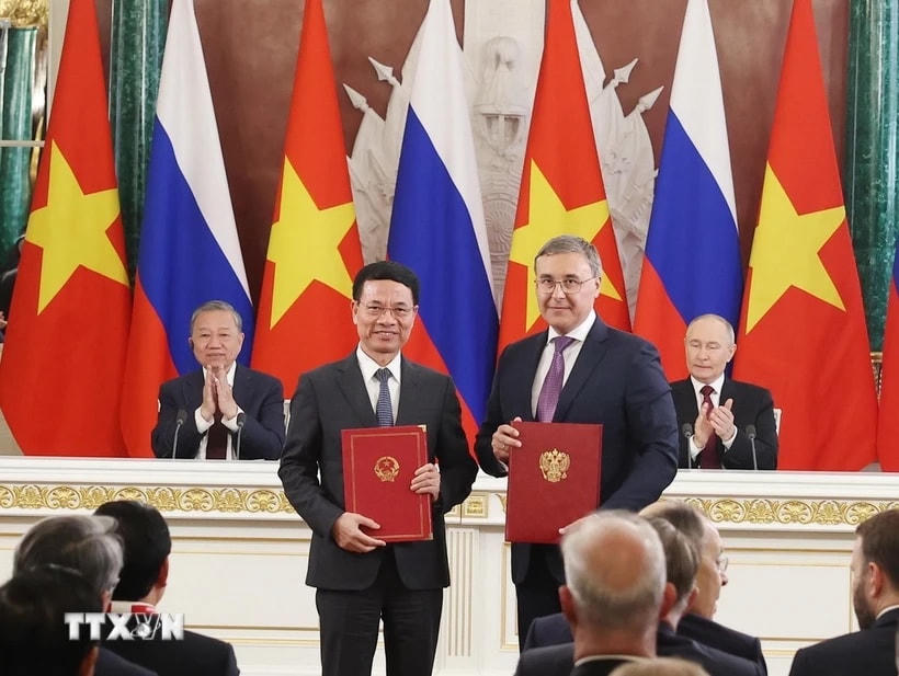 Tổng Bí thư Tô Lâm và Tổng thống Vladimir Putin chứng kiến trao Thỏa thuận giữa 2 Bộ Khoa học và Công nghệ về hợp tác cùng tuyển chọn các đề tài, dự án nghiên cứu khoa học và công nghệ Việt - Nga. (Ảnh: Thống Nhất/TTXVN)