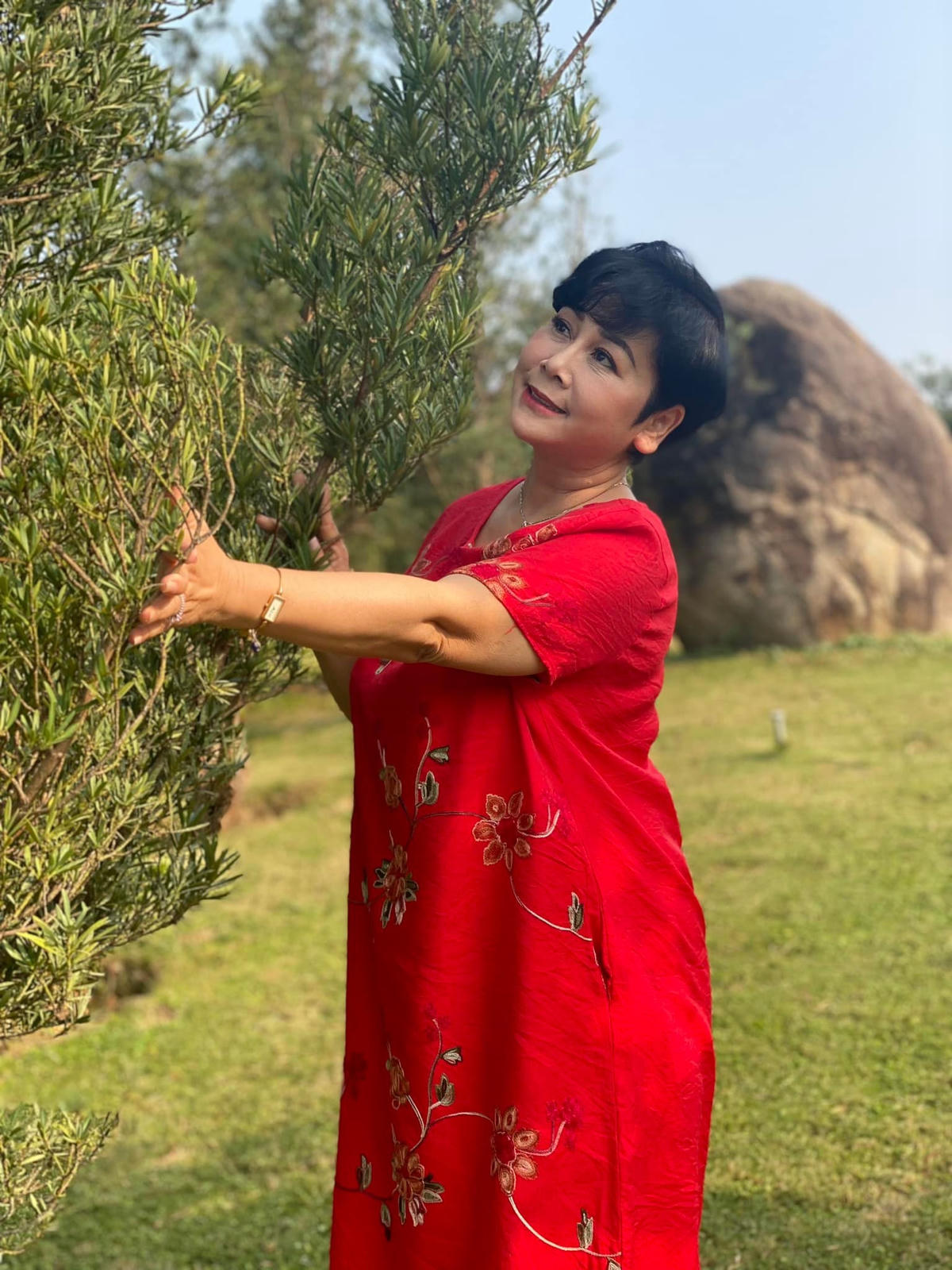 Hiện, NSND Minh Hằng đã vượt qua biến cố. 