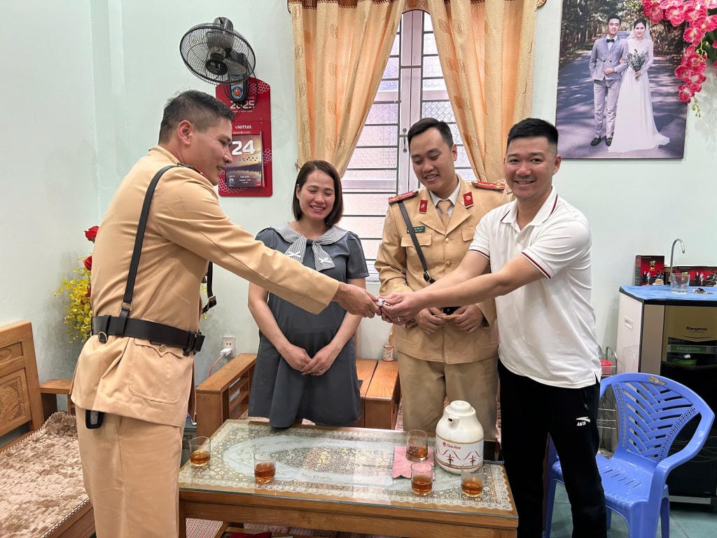2307135_to_cong_tac_doi_csgt_tt_cong_an_tp_ha_long_ban_giao_lai_tai_san_va_phuong_tien_cho_gia_dinh_thai_phu_duoc_dua_di_cap_cuu_dem_qua_15023325.jpg