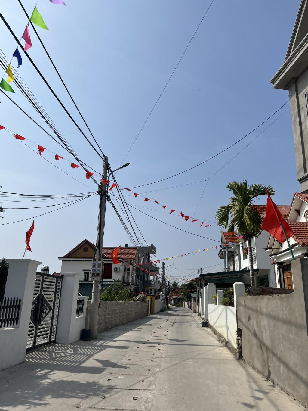 Toàn bộ cột điện nằm giữa đường tại phố Minh Khai (phường Đại Yên) đã được di dời xong trước Tết Nguyên đán 2024. Ảnh: Hoàng Nga.