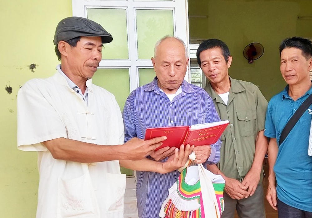 Người có uy tín xã Chiềng Khoa (huyện Vân Hồ, tỉnh Sơn La) tìm hiểu thông tin pháp luật để tuyên truyền cho bà con trong thôn.