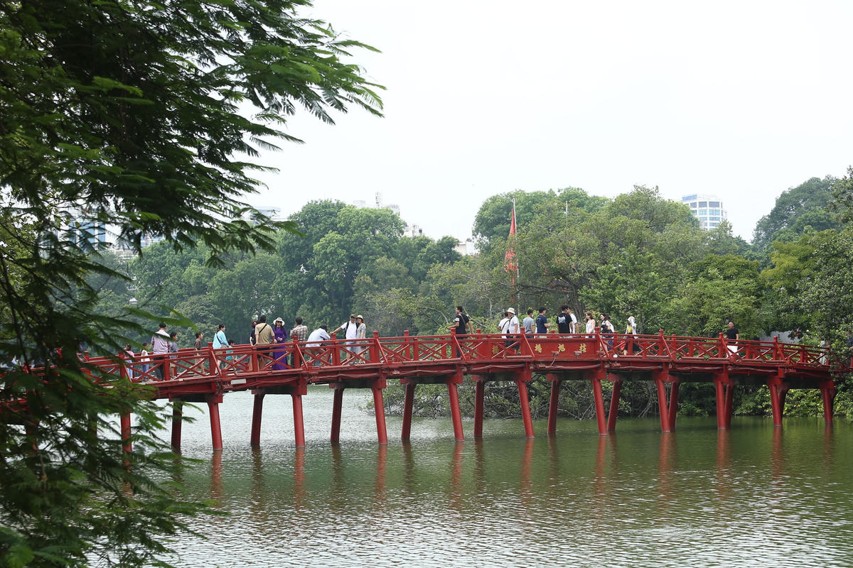 Cầu Thê Húc với sắc đỏ đặc trưng, nằm nổi bật giữa hồ Hoàn Kiếm nối với đền Ngọc Sơn. Nhờ sở hữu thiết kế độc đáo nên du khách lẫn người dân rất thích đến đây để chụp ảnh.