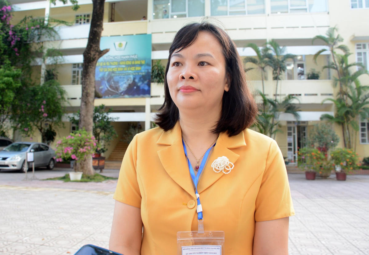 Trao đổi với phóng viên Đại Đoàn Kết Online, bà Ngô Thị Thành, Phó Hiệu trưởng Trường THPT Phan Huy Chú, Phó điểm trưởng Điểm thi Trường THPT Phan Huy Chú cho biết, điểm thi đã chuẩn bị đầy đủ cơ sở vật chất theo đúng quy chế thi và đã có báo cáo với Sở GDĐT TP Hà Nội về các điều kiện bảo đảm về cơ sở vật chất phục vụ cho kỳ thi. 