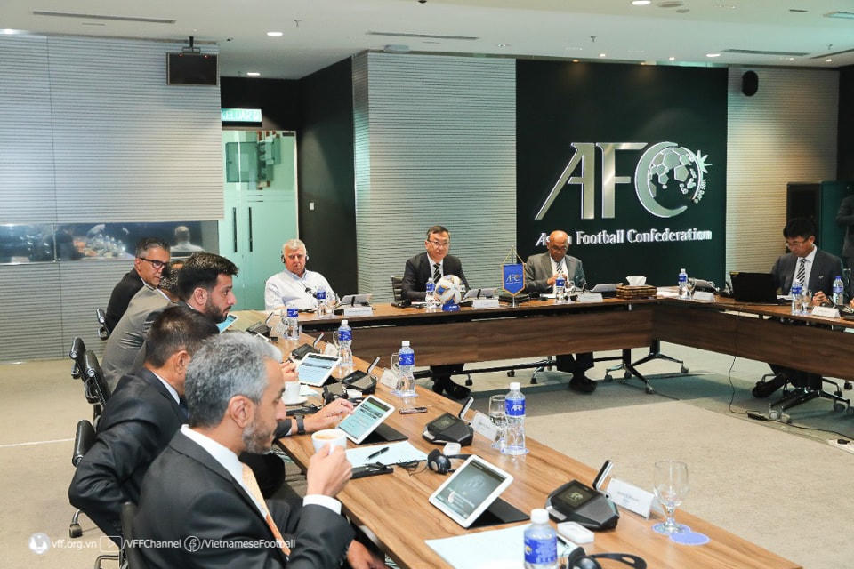Ông Trần Quốc Tuấn (giữa) được AFF giới thiệu tham gia Ban chấp hành AFC nhiệm kỳ 2023 - 2027. Ảnh: VFF.