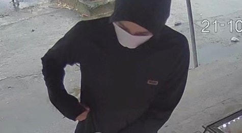 Đối tượng mặc kín người khi đến tiệm vàng tại xã Thanh An. Ảnh: CACC.