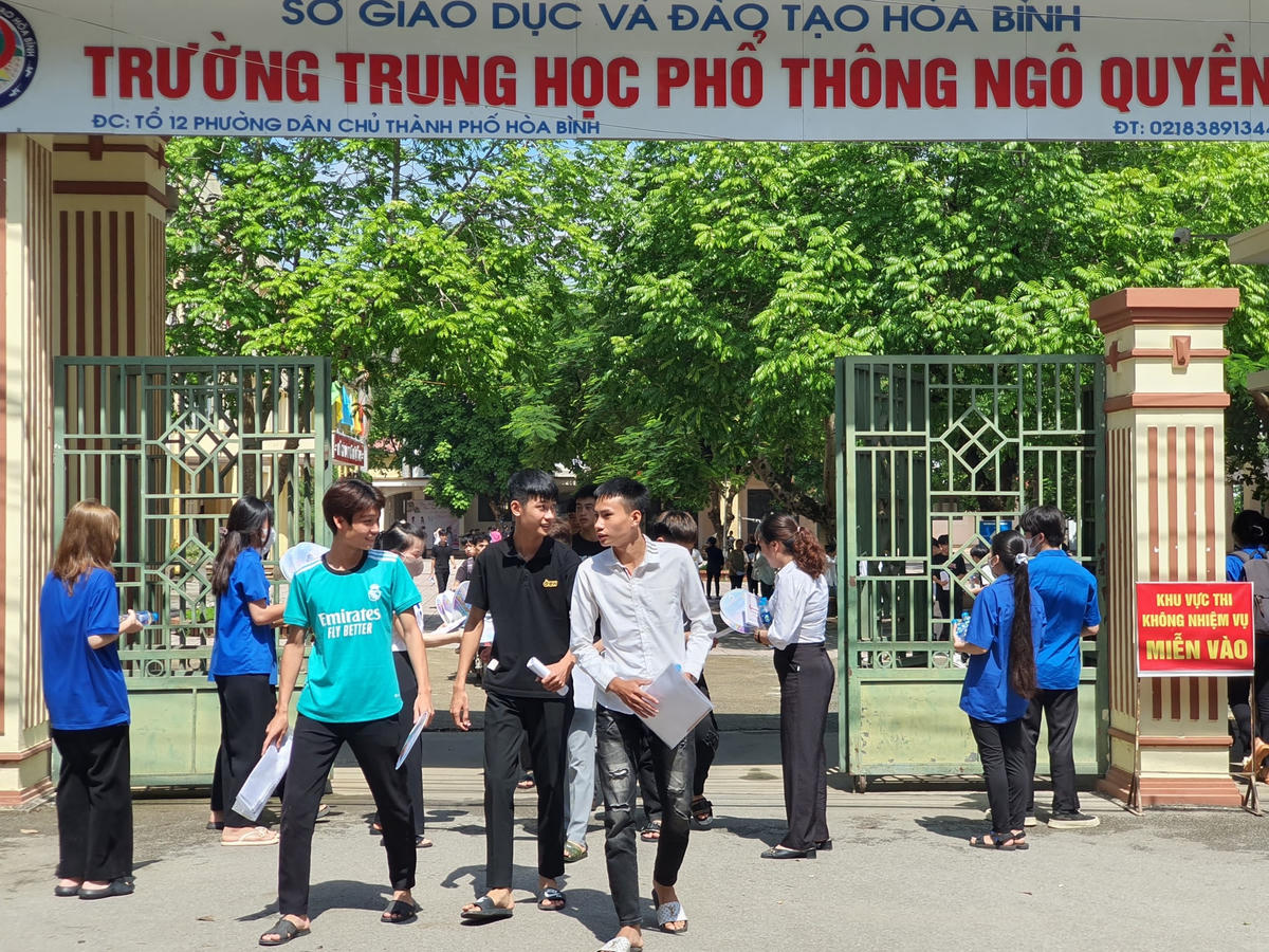 Đến 9h30', các thí sinh kết thúc môn thi Ngữ văn với tâm trạng phấn khởi, vui vẻ, thời tiết lúc này đã trở nắng.