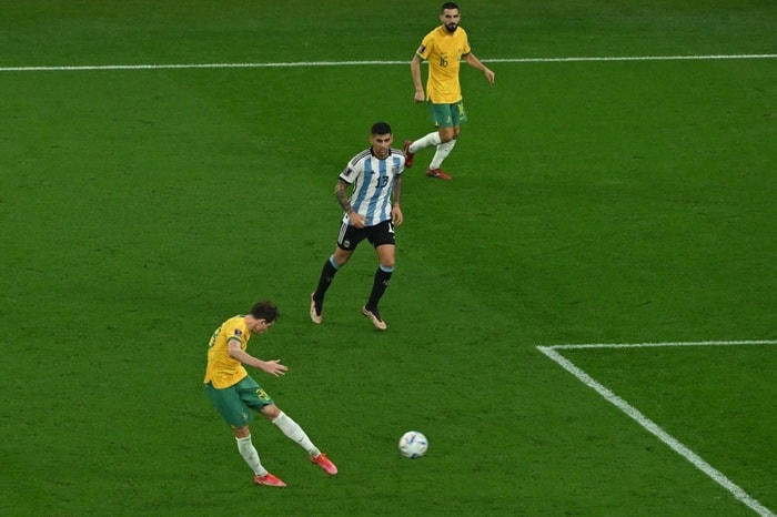Khoảnh khắc thiên tài của Messi đưa Argentina vào tứ kết