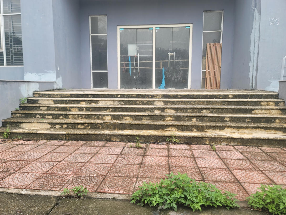 Các cửa lối đều bị bịt kín, then cài.