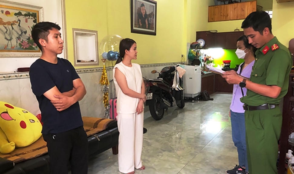 Lực lượng chức năng đọc lệnh khám xét nơi ở của hai đối tượng cầm đầu. Ảnh: CTV.
