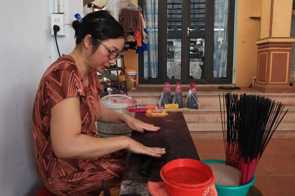 Cũng theo bà Bẩy, công đoạn se hương được làm bằng tay, yêu cầu độ tỷ mỷ cao nên số lượng hương của một hộ gia đình trung bình chỉ rơi vào khoảng 400 đến 500 que mỗi ngày. Ngày nay, người dân tự nghiên cứu và cho ra đời chiếc máy se hương, giúp năng suất tăng lên hàng chục lần.