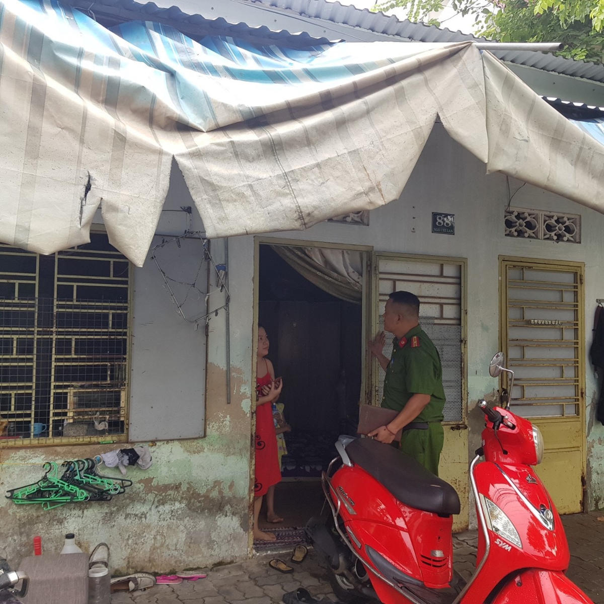 Công an TP Đà Nẵng vận động người dân đến nơi sơ tán. (Nguồn ảnh: Sở TT&TT Đà Nẵng).