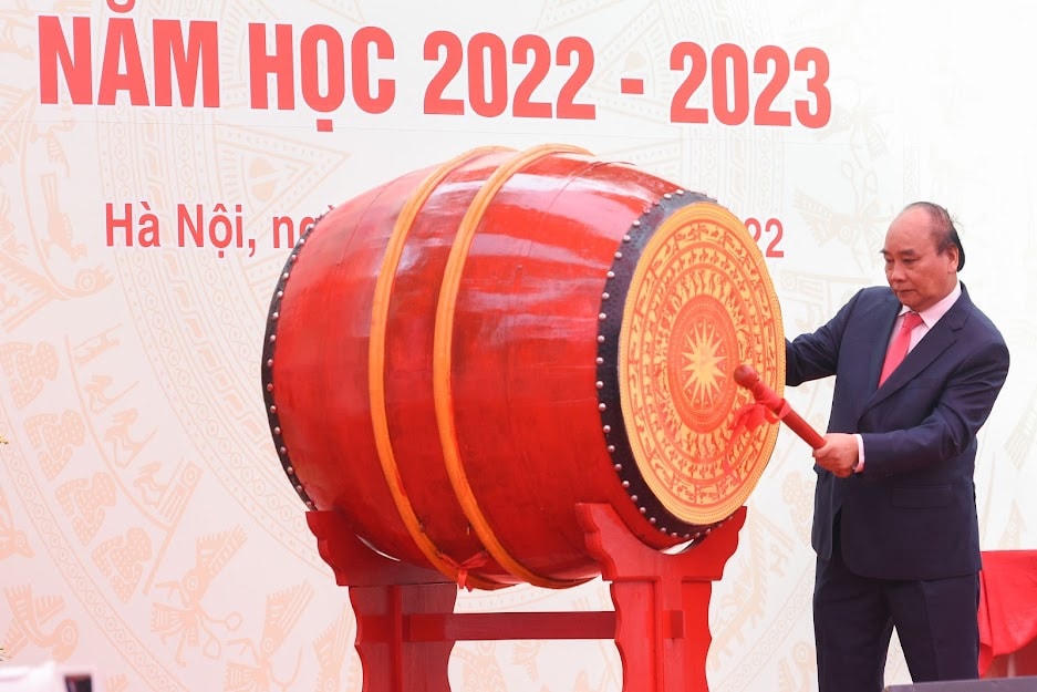 Chủ tịch nước Nguyễn Xuân Phúc đánh trống khai giảng năm học mới 2022-2023.