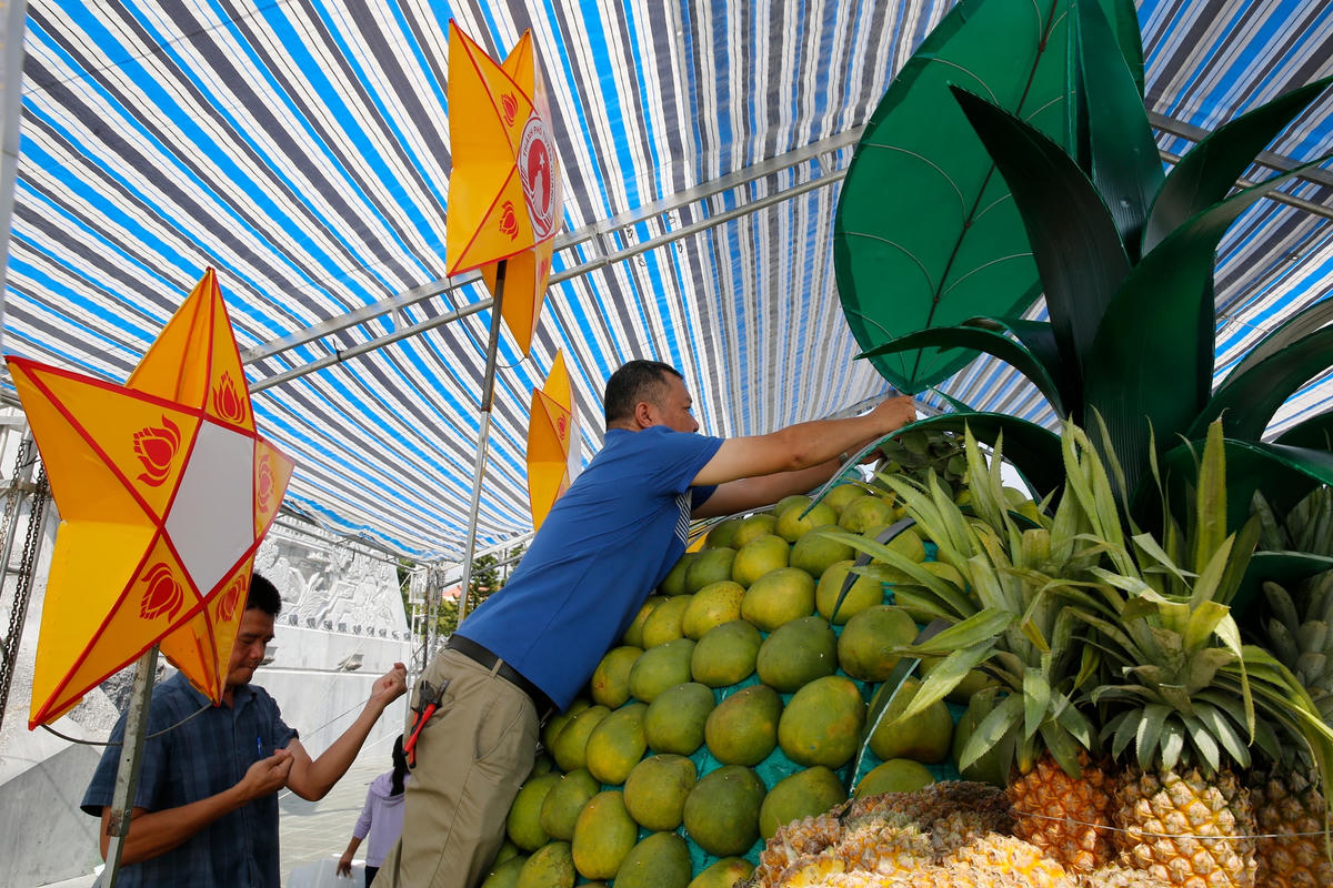 Bên lề sự kiện Lễ hội thành Tuyên 2023, sáng 23/9 UBND TP Tuyên Quang (tỉnh Tuyên Quang), đã tổ chức trưng bày mâm cỗ Trung thu hình đèn ông sao với nhiều loại hoa quả.